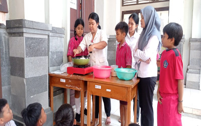 Kegiatan P5 Membuat Serundeng di SD No. 6 Benoa